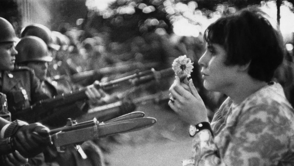 Una foto, una storia: Flower Power – Marc Riboud