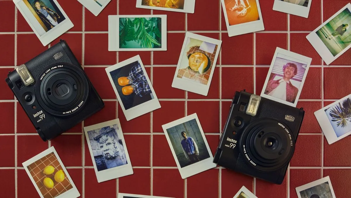 Instax mini 99 è la nuova fotocamera istantanea dalle funzioni innovative