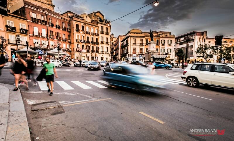 Largo Carlo Felice: movimento e luce in una lettura di street photography urbana