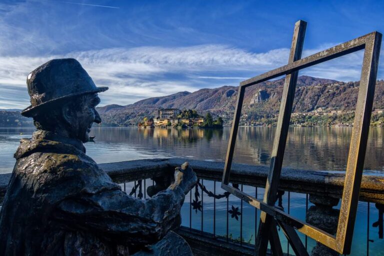 Contemplare la luce: busto, lago e riflessi in una composizione pacata