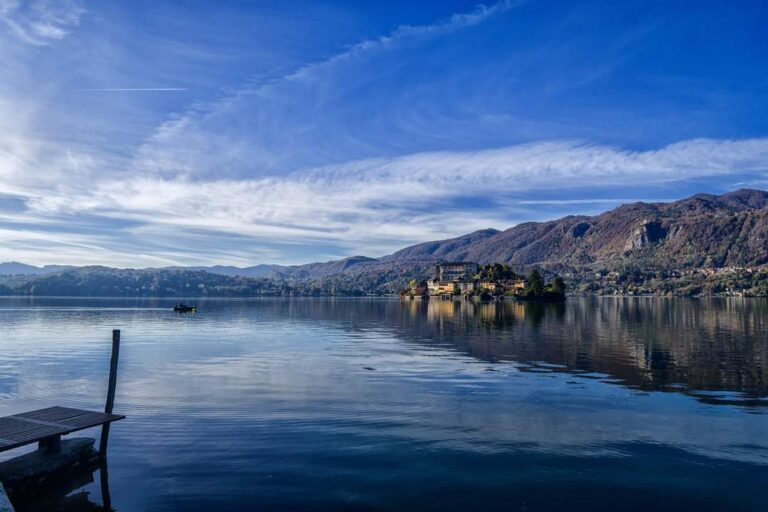 Lago di Orta: riflessi, calma e figura dell’isola al centro-destra