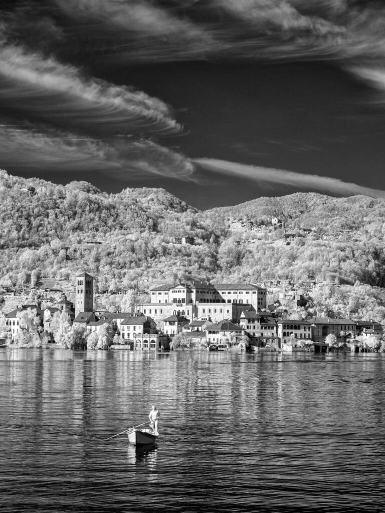 Lago di Orta in infrarossi: profondità, quiete e velature vellutate