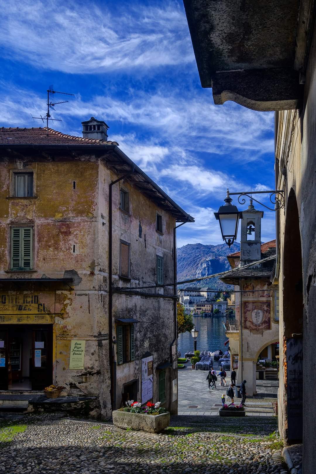 Lago di Orta tra vie di pietra e caldo chiarore di facciate