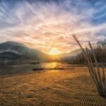 Toce a Gravellone Toce: luce dorata in contrasto con il cielo azzurro e i profili sabbiosi desunti in diagonali di pali