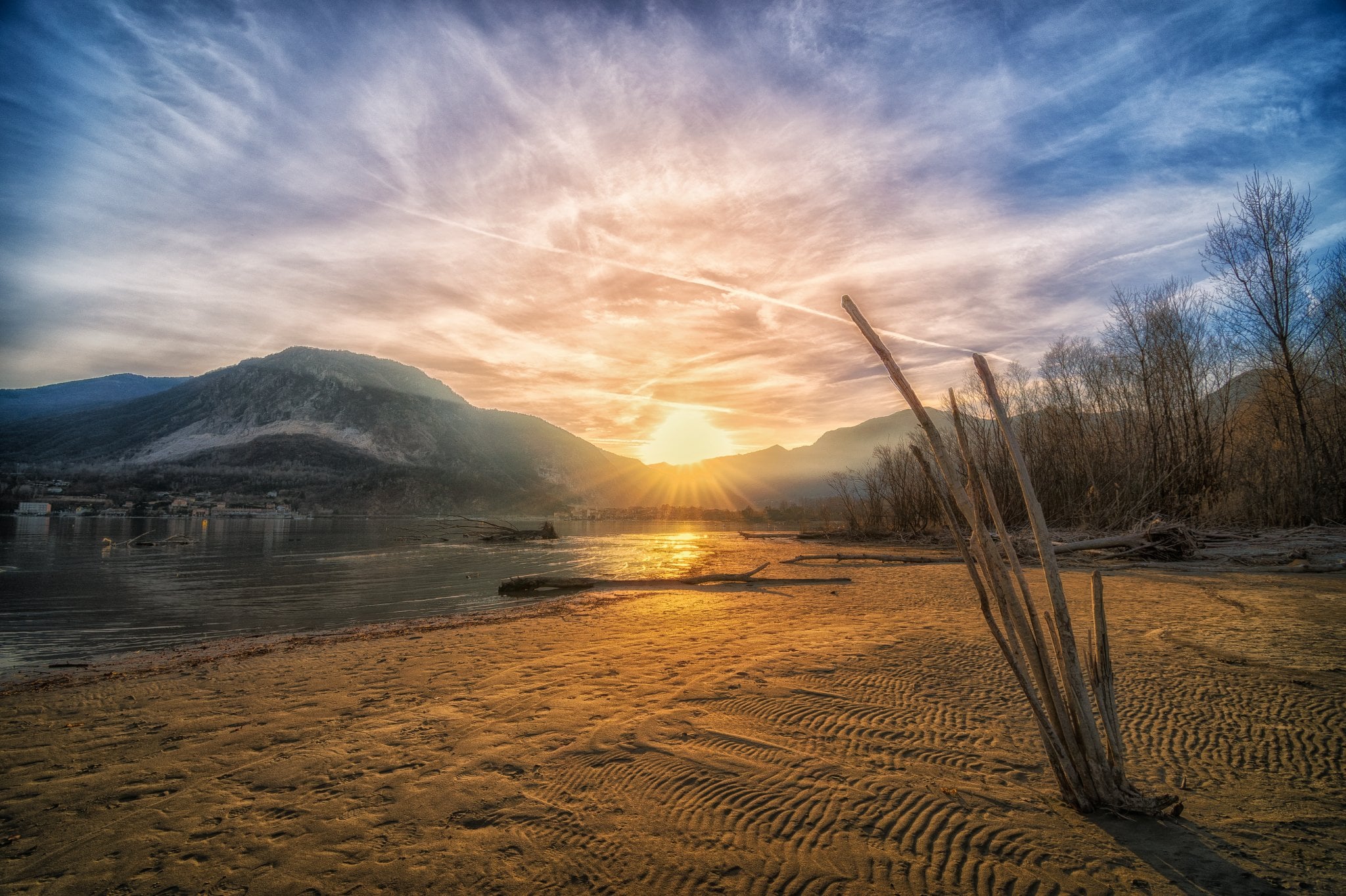 Toce a Gravellone Toce: luce dorata in contrasto con il cielo azzurro e i profili sabbiosi desunti in diagonali di pali