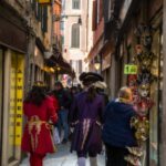 Venezia in festa: costumi rossi e viola tra luci e vie animate