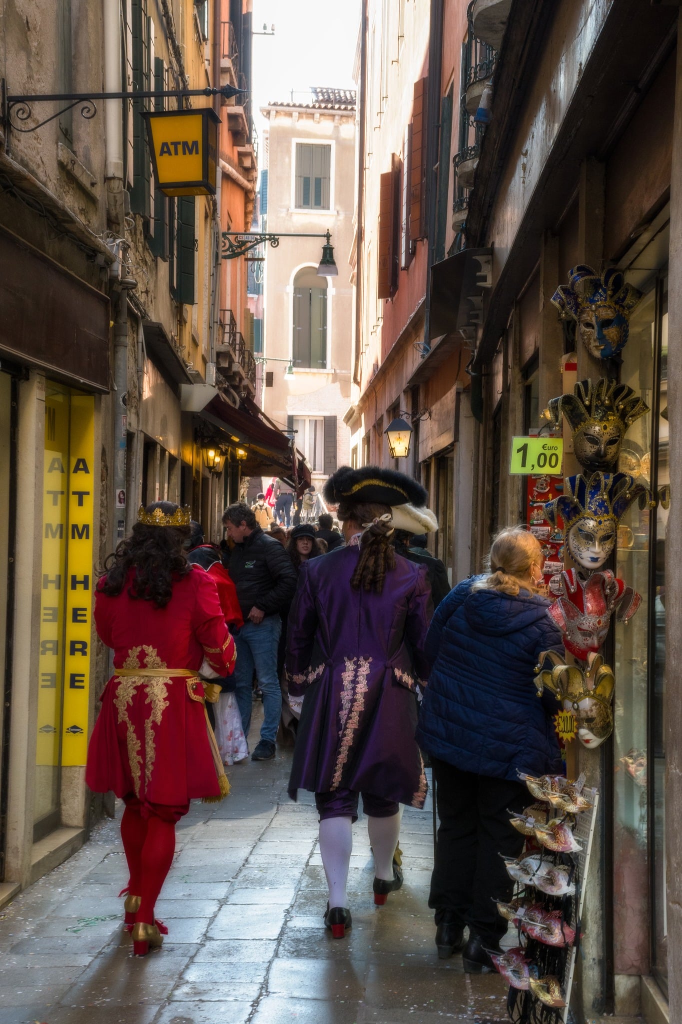 Venezia in festa: costumi rossi e viola tra luci e vie animate