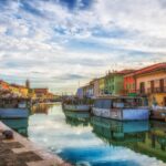 Cesenatico: luce calda sui frontoni colorati e riflessi sul canale