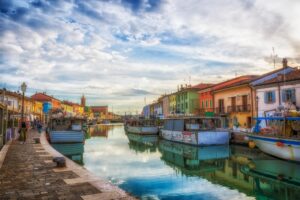 Cesenatico: luce calda sui frontoni colorati e riflessi sul canale