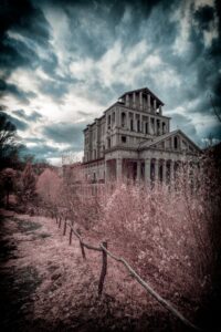 Santuario del Crocifisso di Boca: silenzio, irrealità e memoria in infrared