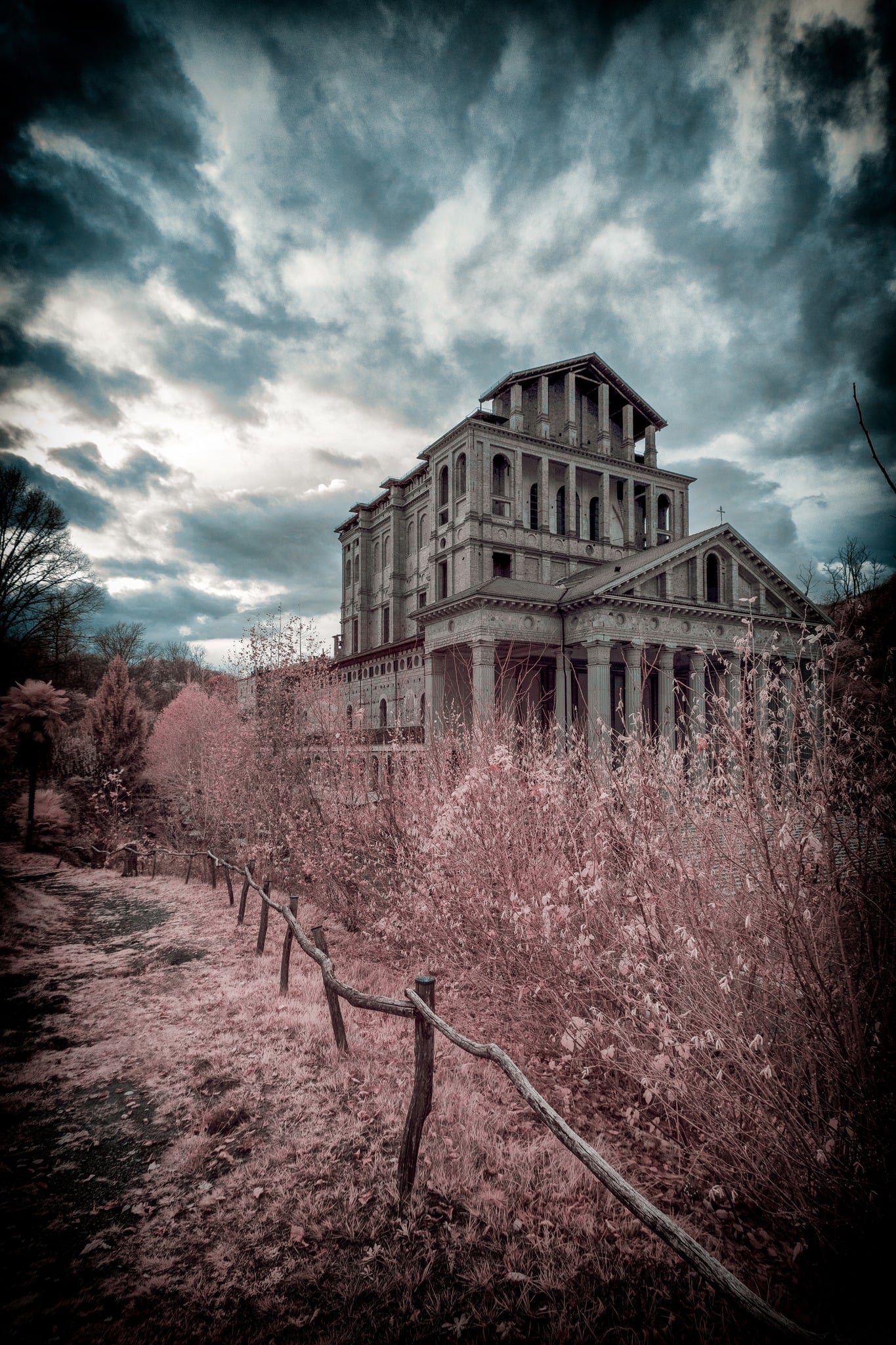 Santuario del Crocifisso di Boca: silenzio, irrealità e memoria in infrared