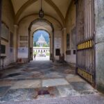Portale verso l’orizzonte sacro: luce, materia e cammino a Oropa