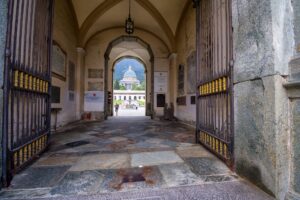Portale verso l’orizzonte sacro: luce, materia e cammino a Oropa