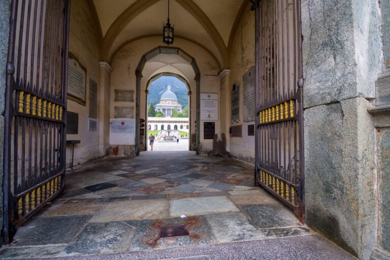 Portale verso l’orizzonte sacro: luce, materia e cammino a Oropa