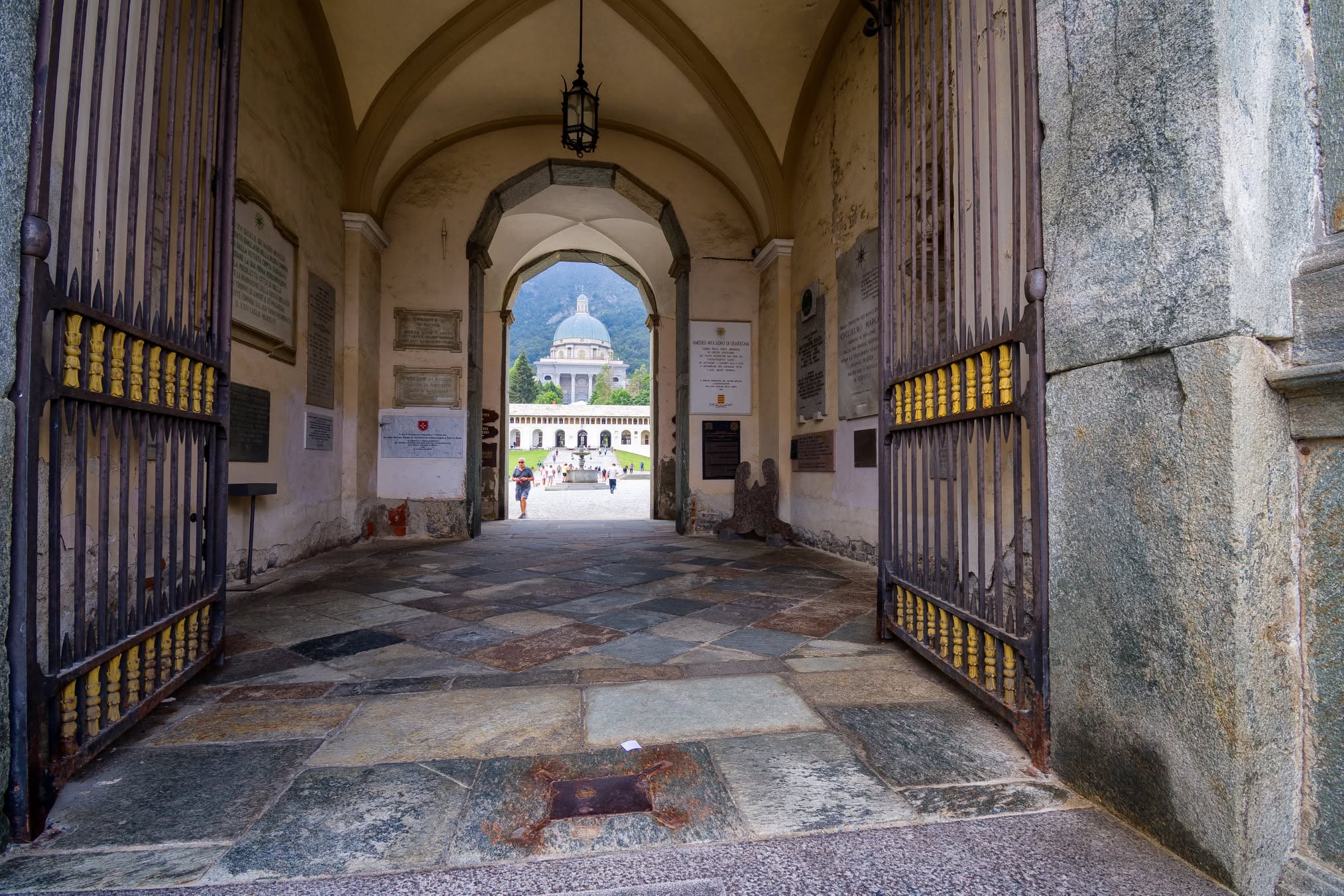 Portale verso l’orizzonte sacro: luce, materia e cammino a Oropa