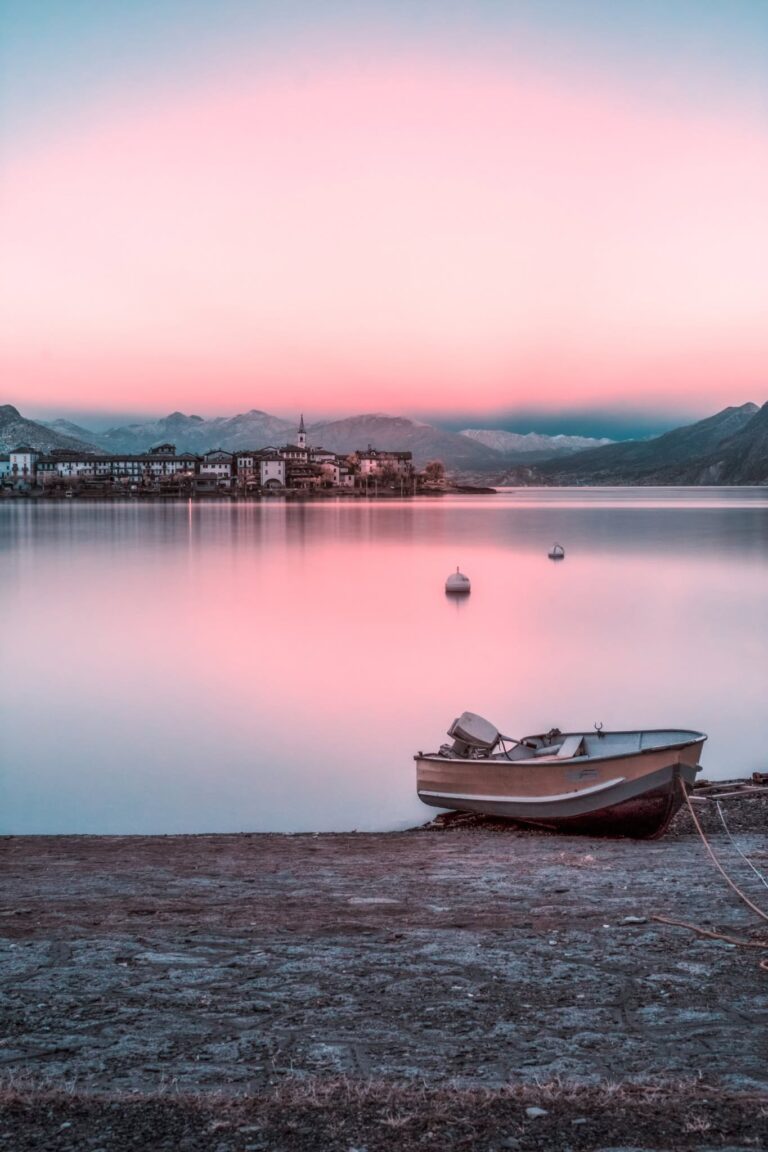Stresa vista dall’altra sponda: calma rosa e mare di seta nell’Isola dei Pescatori