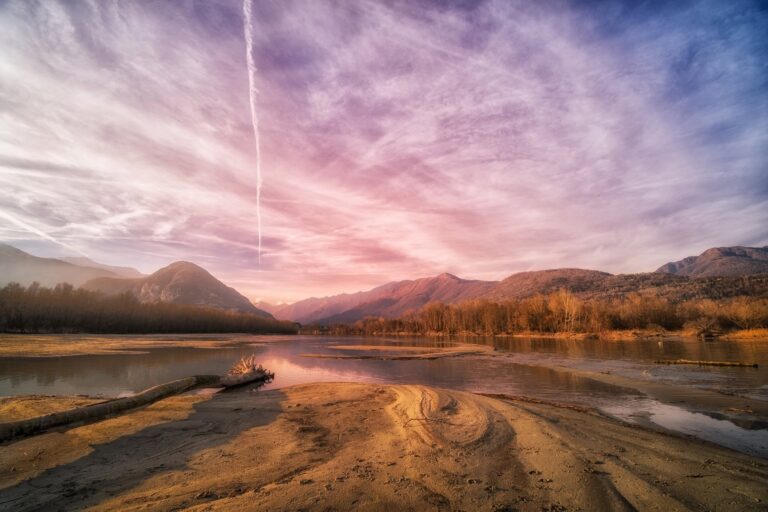 Luce al tramonto su Fondotoce: quiete cromatica tra riva e montagne