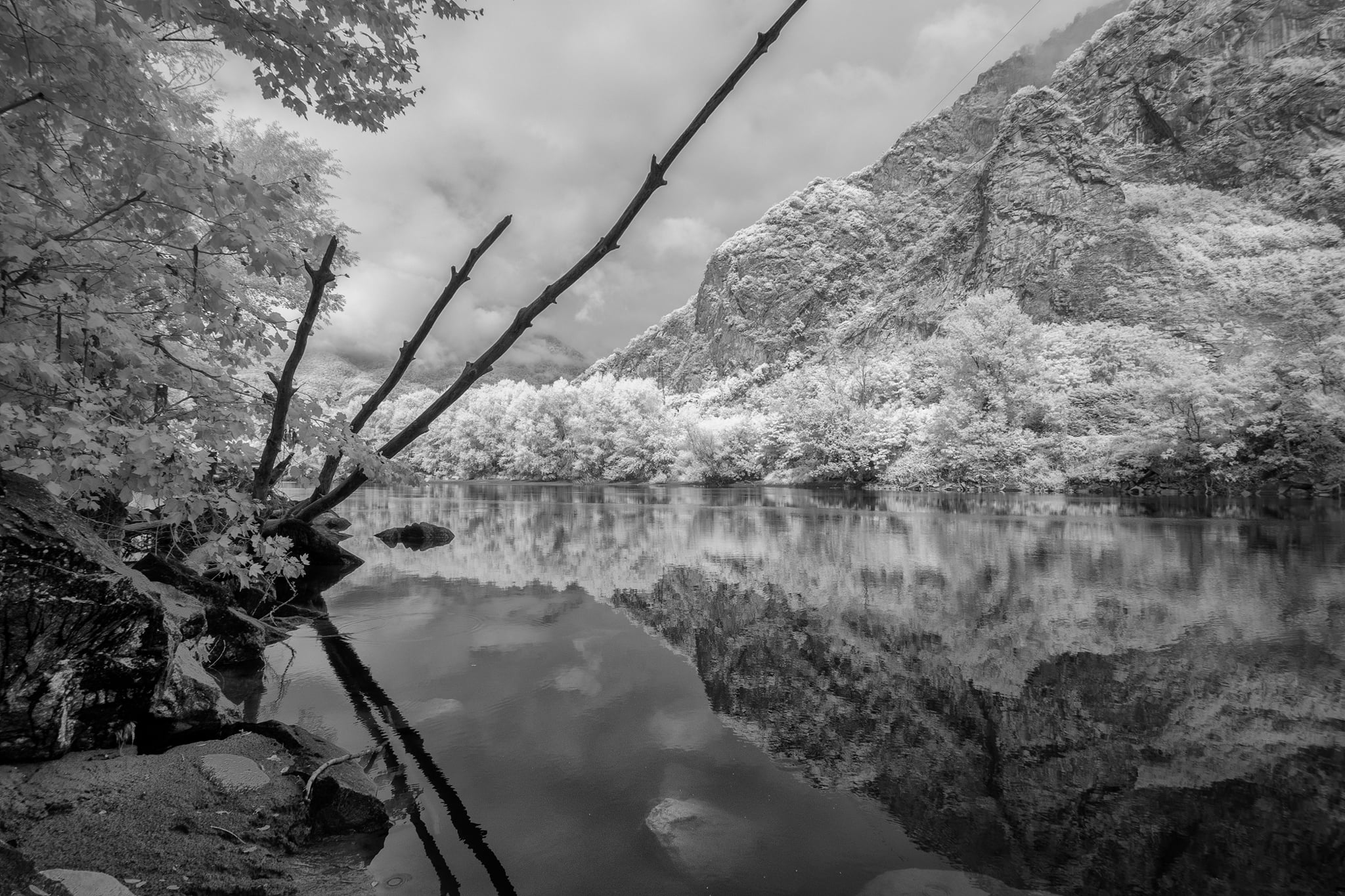 Toce e Lago Maggiore: tensione tra roccia, acqua e diagonali naturali in bianco e nero