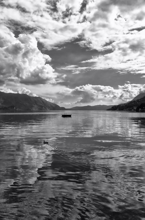 Cannero in bianco e nero: quiete e movimento tra lago e nuvole