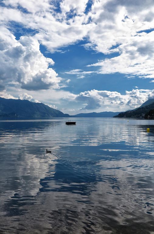 Cannero: quiete d’acqua e cielo in una verticale serena sul Lago Maggiore