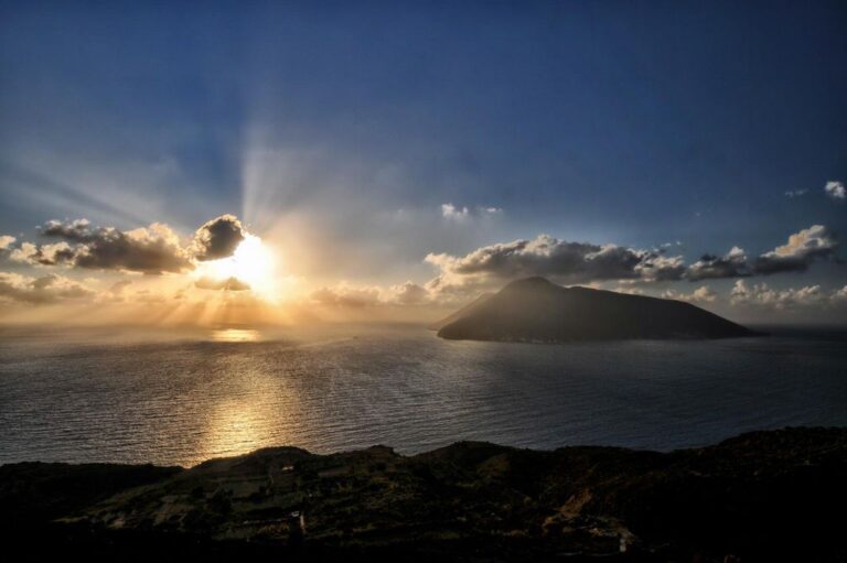 Alba tra mare e isola: profondità e geometrie delle nuvole nelle Eolie