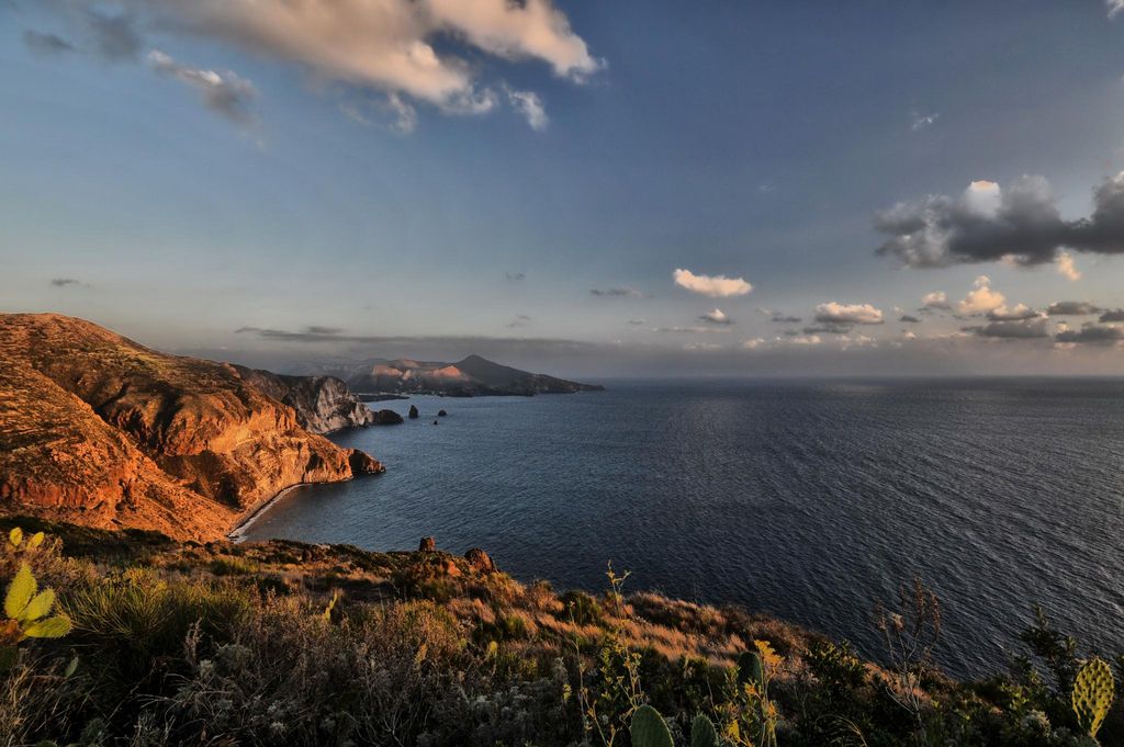 tramonti eoliani: profondità tra roccia e mare alle Isole Eolie a perdita d’orizzonte