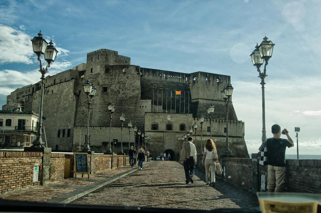 Castel dell’Ovo: luce, pietra e movimento lungo il camminamento urbano