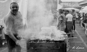 Barbecue, fuoco e fumo: intensità narrativa in bianco e nero