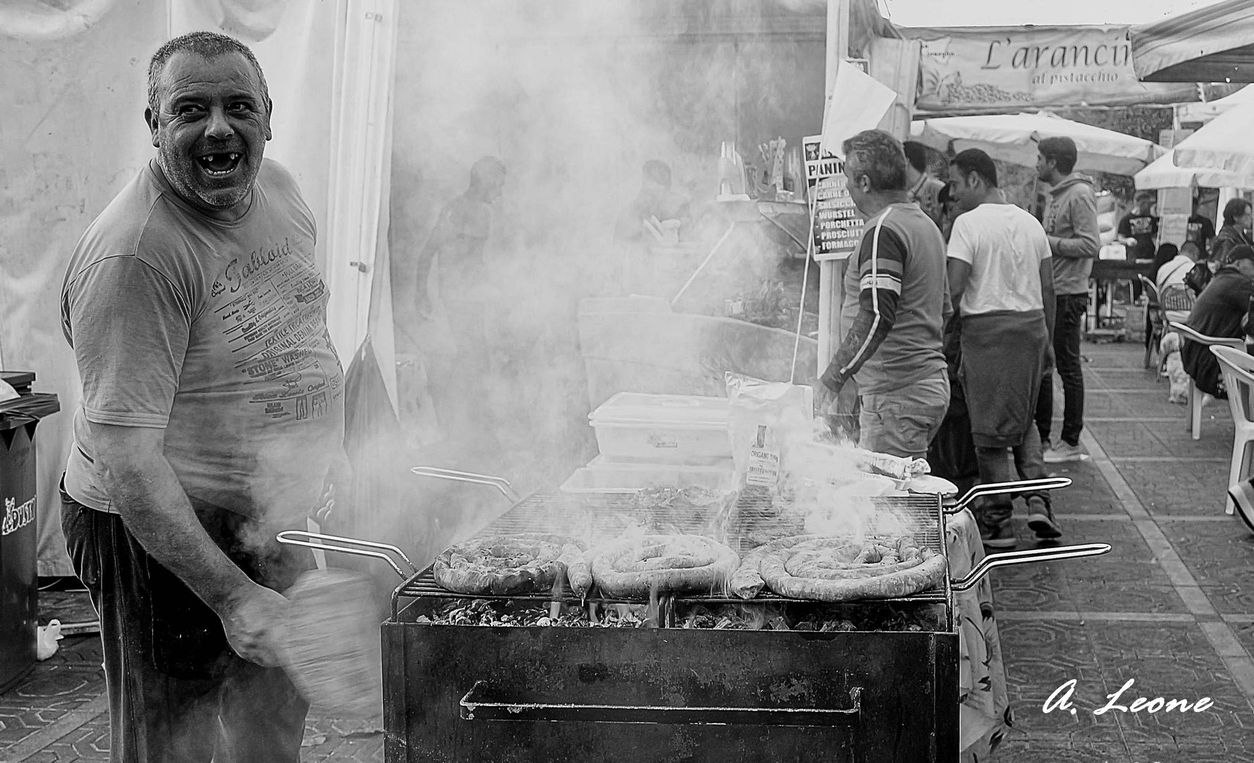 Barbecue, fuoco e fumo: intensità narrativa in bianco e nero