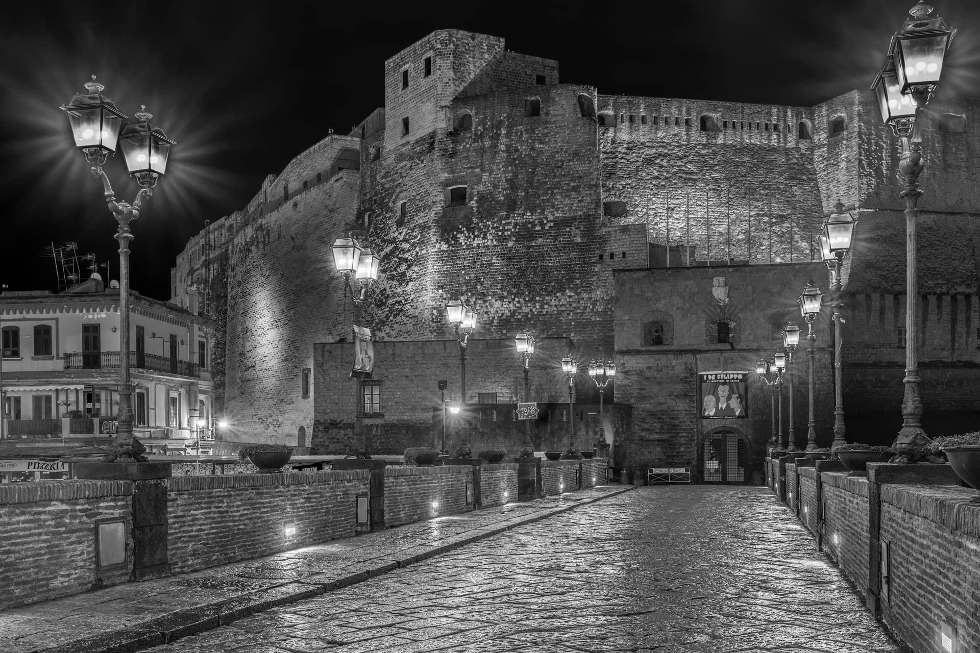 Notte fredda su fortezza di pietra: texture, luci e silenzio urbano in bianco e nero