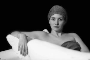 Ritratto in bianco e nero: silenzio, luce laterale e texture del tessuto
