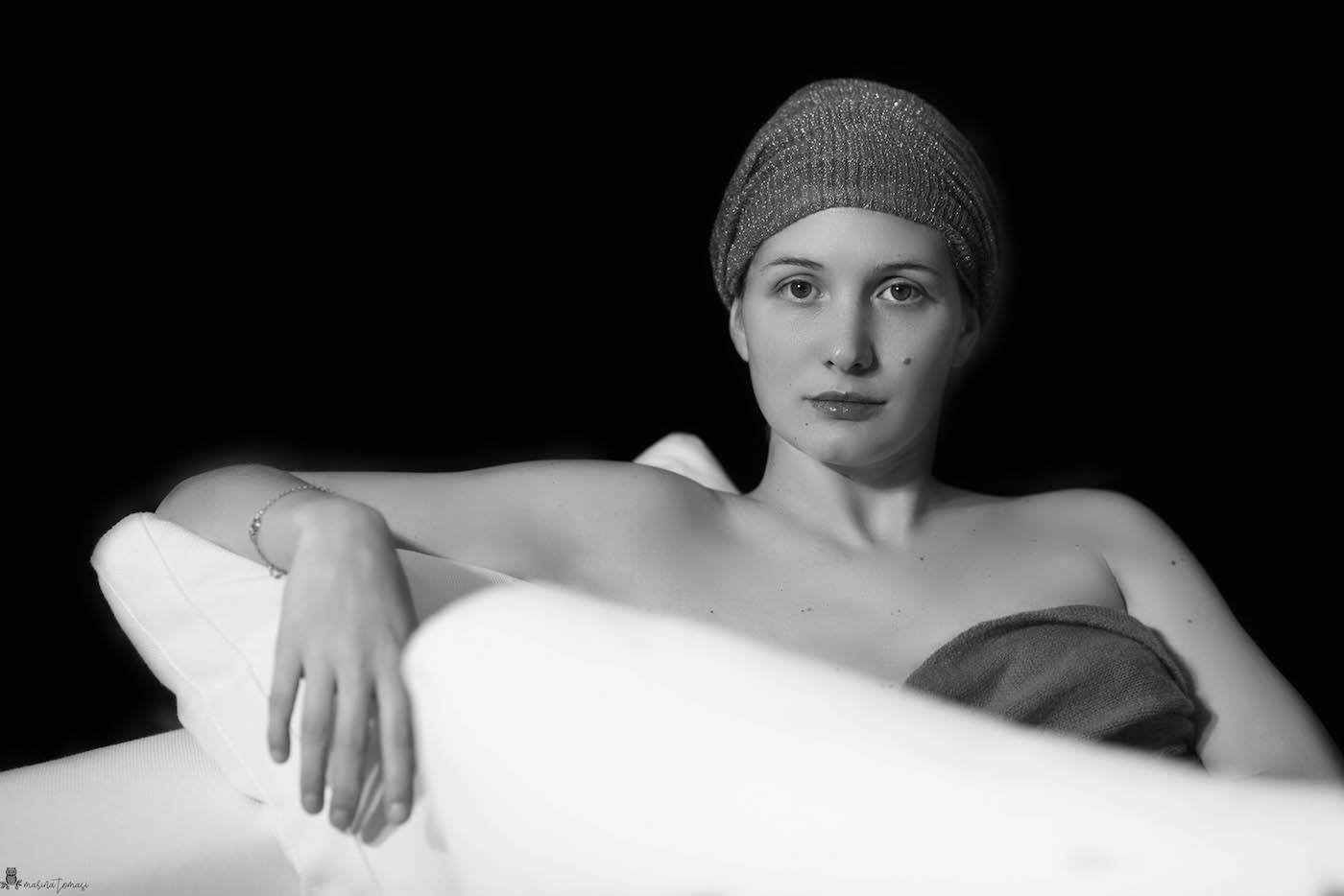Ritratto in bianco e nero: silenzio, luce laterale e texture del tessuto