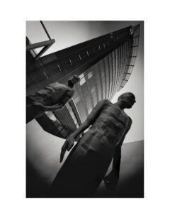 Linea diagonale e bianco e nero: monumentalità tra statue e facciata