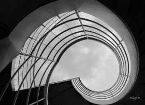 Geometria circolare e bidimensionalità: lettura dell’ifnesso acciaio in bianco e nero