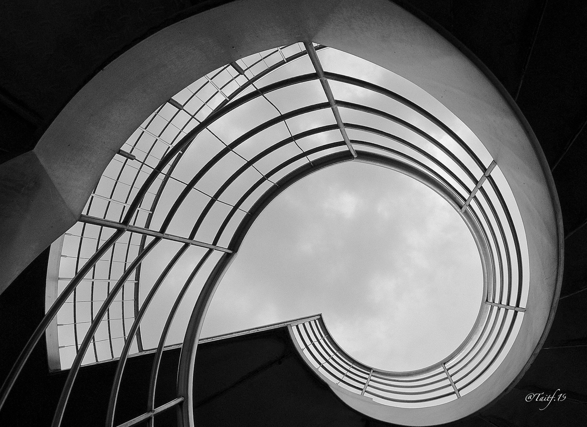 Geometria circolare e bidimensionalità: lettura dell’ifnesso acciaio in bianco e nero