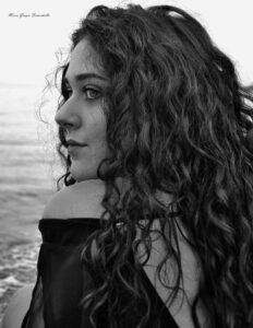Ritratto intenso in controluce: espressività e granulosità dei capelli in B/N
