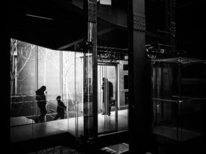 Vita in controluce tra vuoti e strutture: ritmo e silenzio dell’architettura