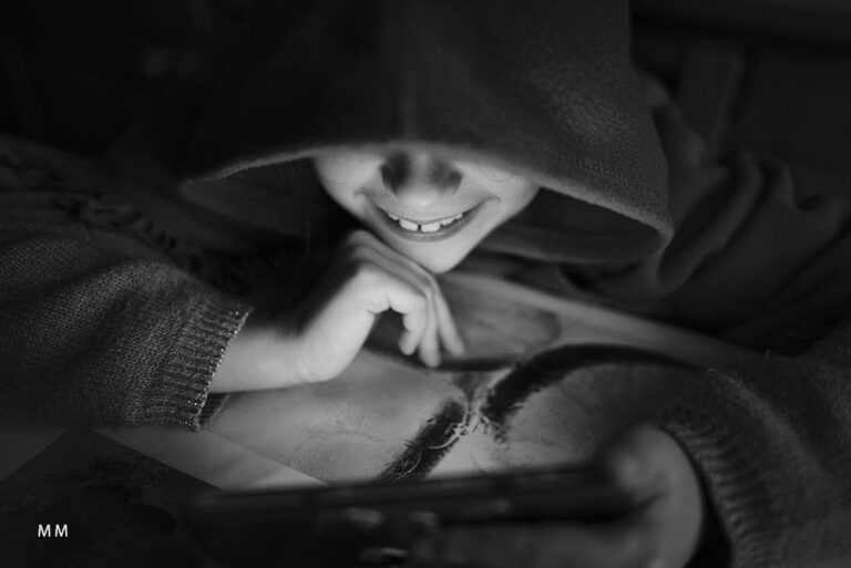 Intimità in bianco e nero: mistero, tatto e luce tra mani e schermo