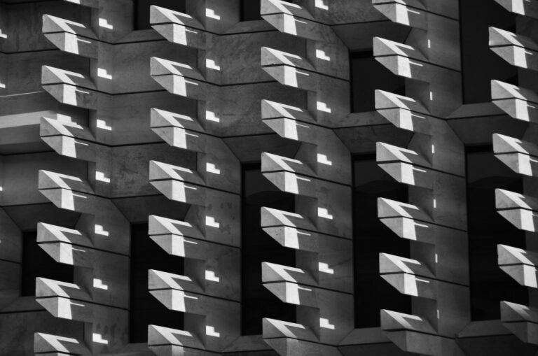 Geometria in bianco e nero: ritmo e profondità di una griglia di ombre