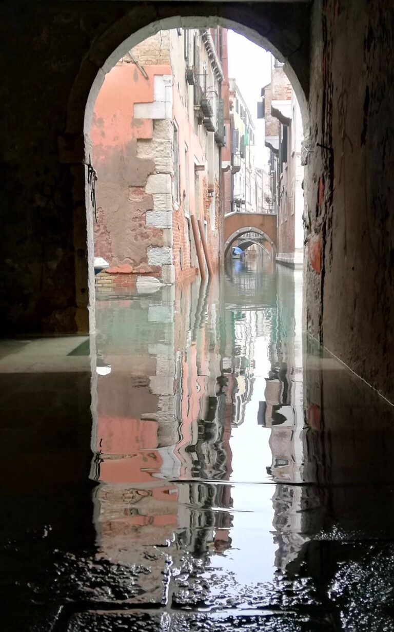 Pausa urbana tra arcate e riflessi: architettura e neve in equilibrio