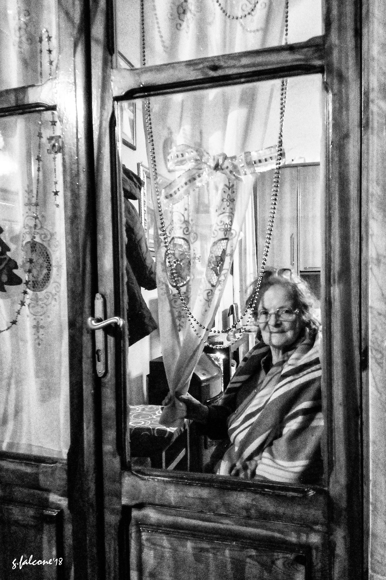 Riflessi silenziosi e figura nascosta: tempo, memoria e vetrina narrativa di Falcone Gaetano