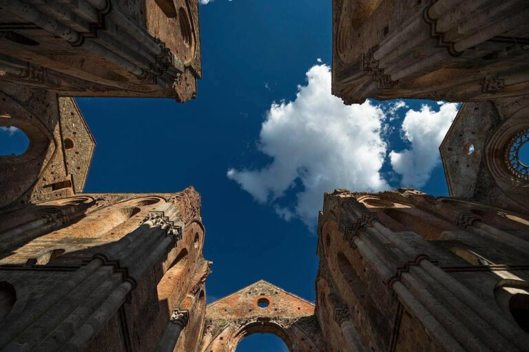 Architettura in cielo: una lettura di luce, pietra e vuoti