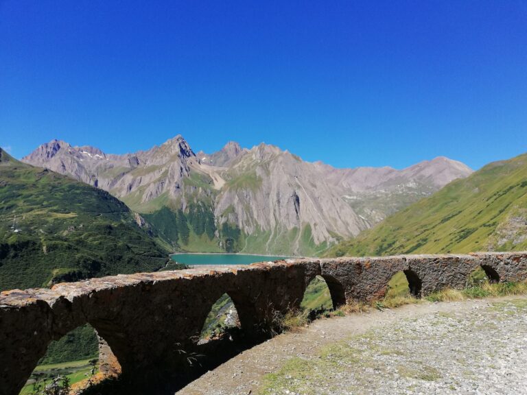 Profondità e contrasti: valle e cime illuminate da una fascia orizzontale dominante