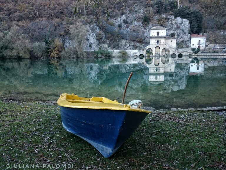 Giuliana Palombi: una barca, un lago e una narrazione sospesa sul riflesso dell’architettura