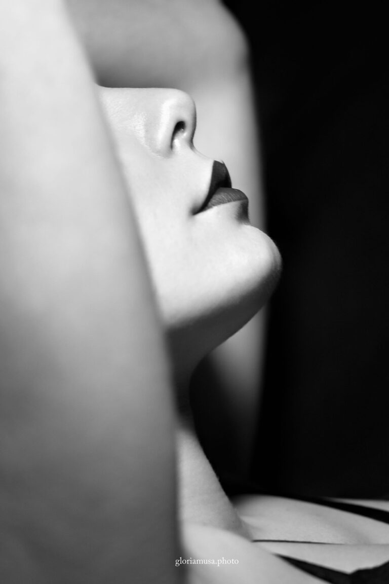 Monocromia sobria: introspezione e tensione tra volto e ombre
