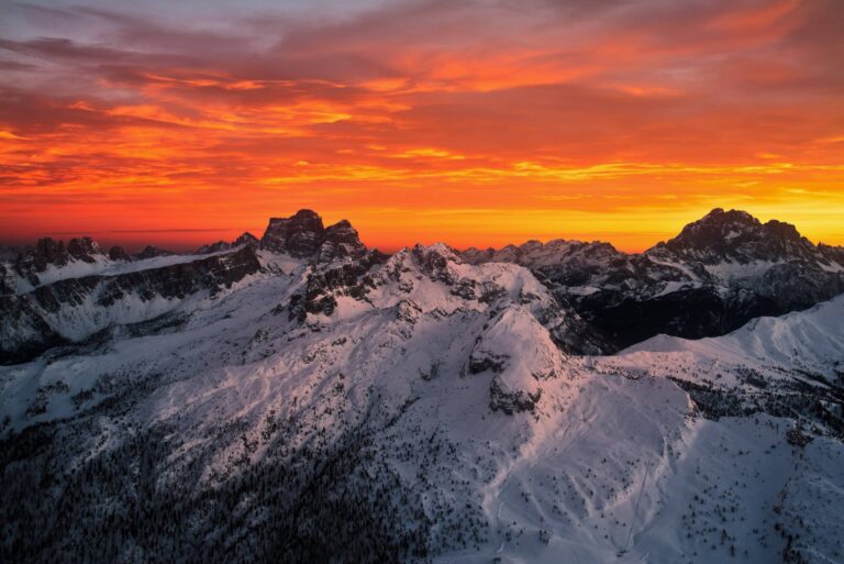 Luce d’alba e cresta innevata: tensione cromatica tra fuoco e ghiaccio