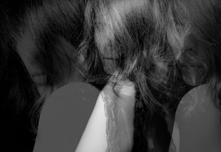 Identità in sovrapposizioni: volumi di capelli e luci in bianco e nero