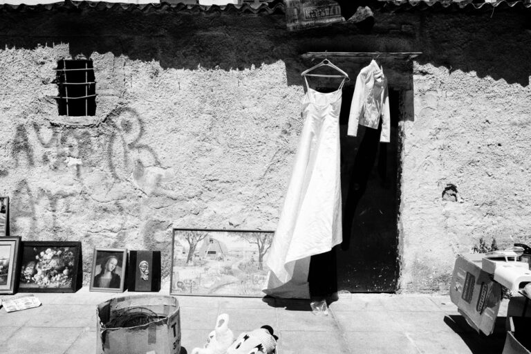 Quotidiano in bianco e nero: memoria e silenzio dentro una casa