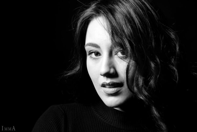 Imma Di Bari: ritratto in bianco e nero, intensità contenuta tra luci e ombre