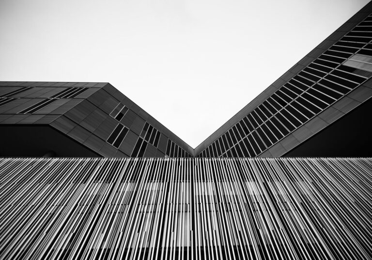 Architettura in bianco e nero: geometrie che respirano tra vuoto e pieno